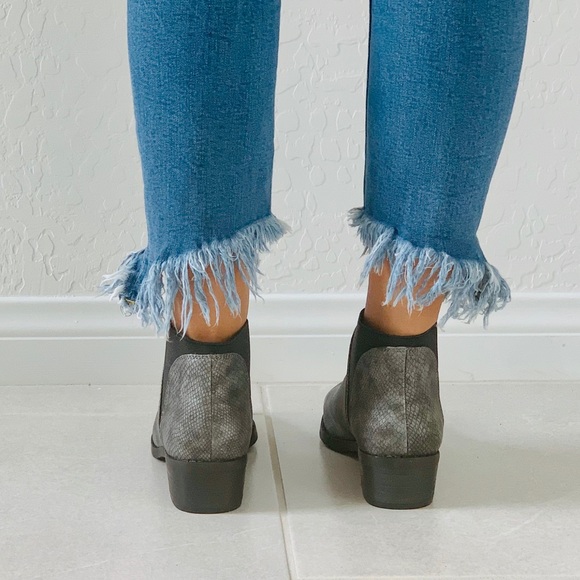 Snake Textured Pointy Toe Chelsea Ankle Bootie - Picture 7 of 8